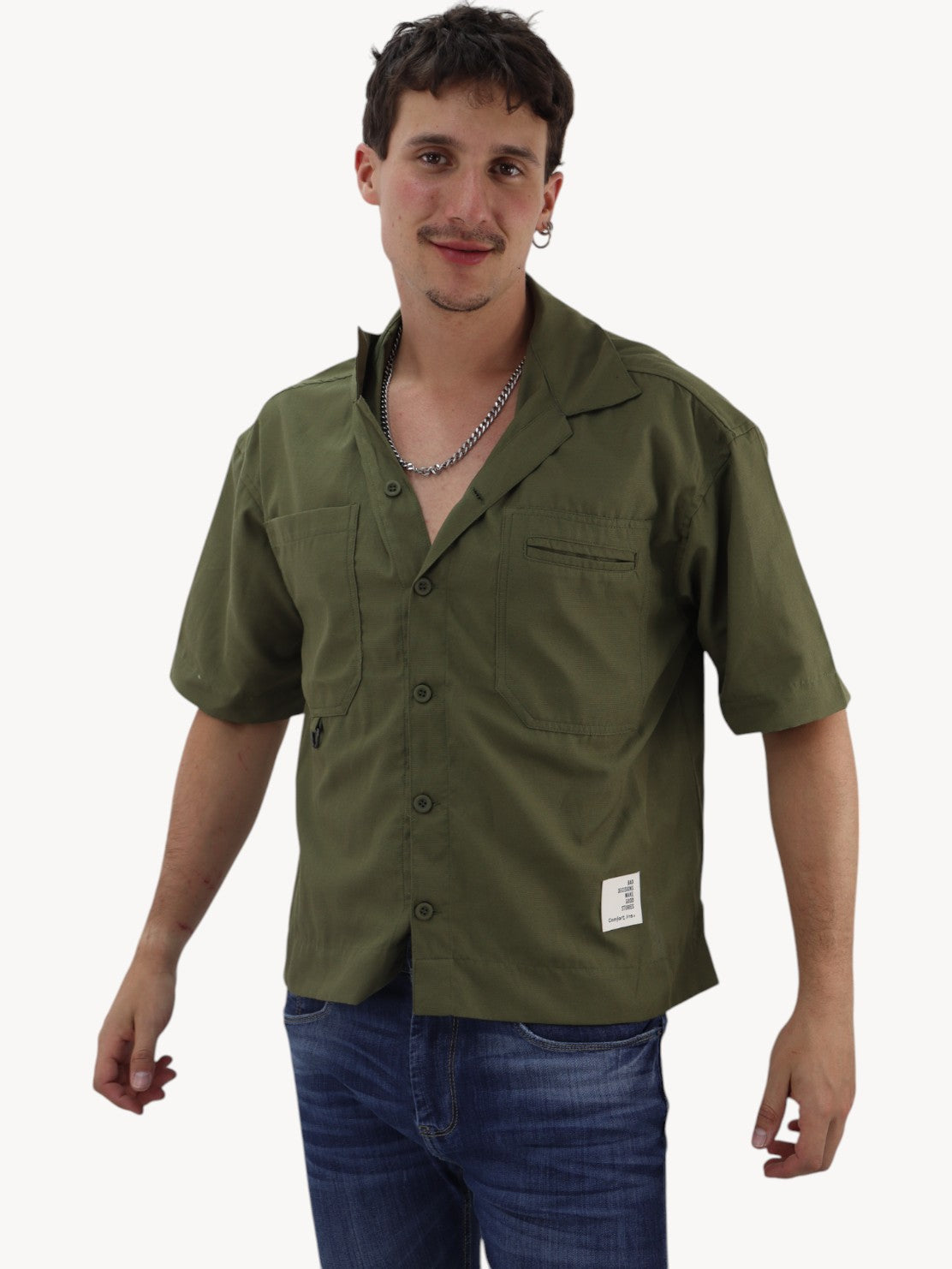 Camisa oversize con bolsillos verde militar
