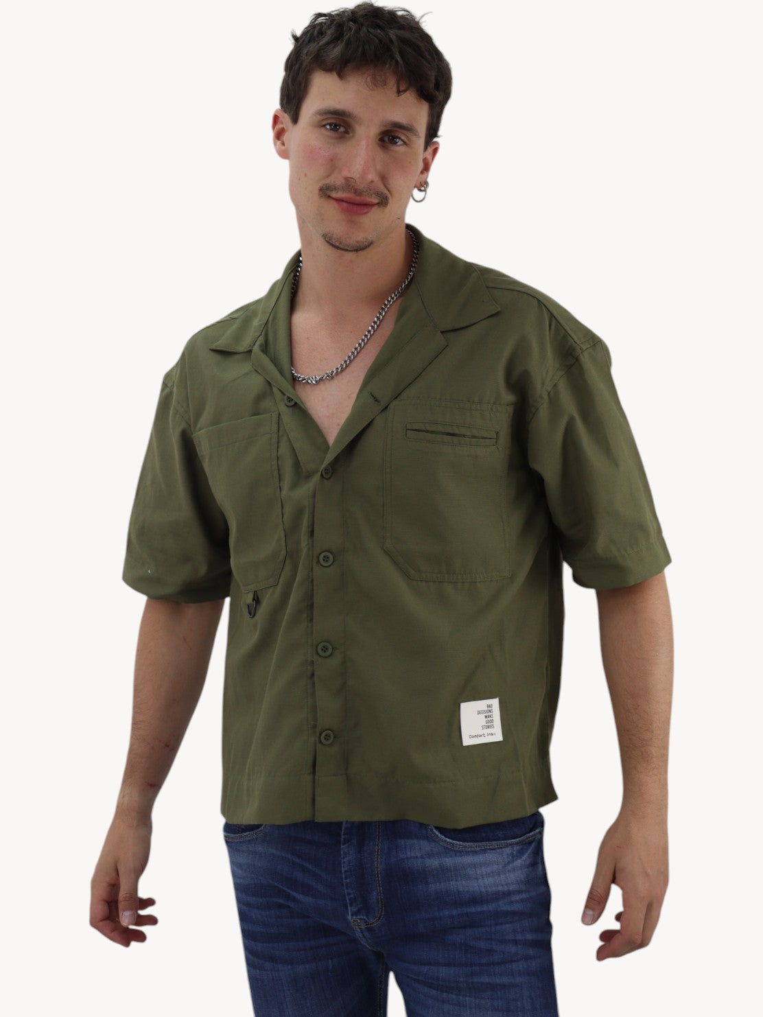 Camisa oversize con bolsillos verde militar