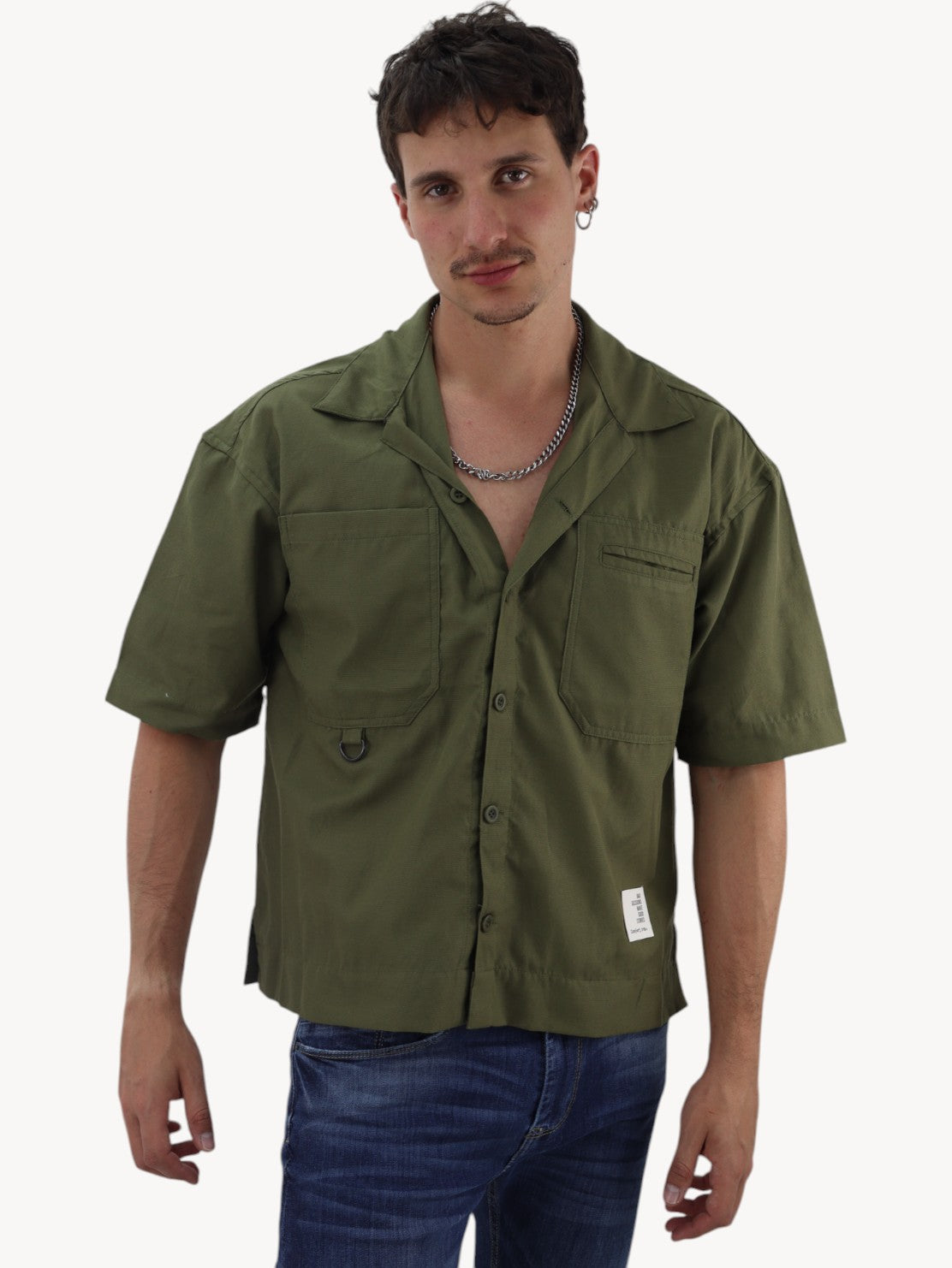 Camisa oversize con bolsillos verde militar