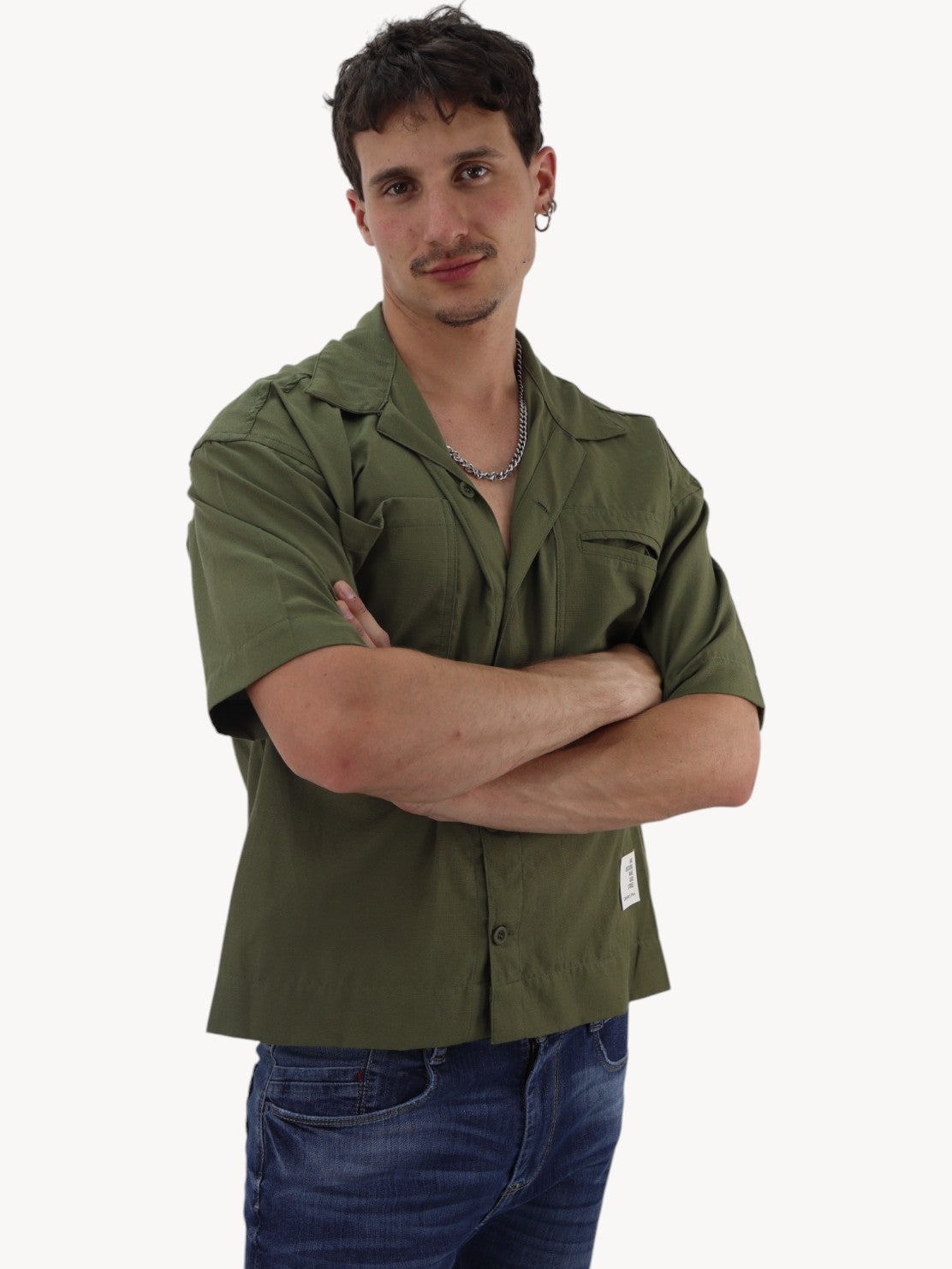 Camisa oversize con bolsillos verde militar