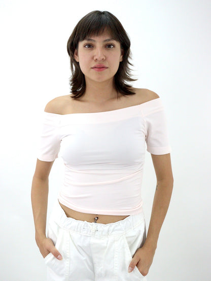 Playera hombro caído de color rosa claro