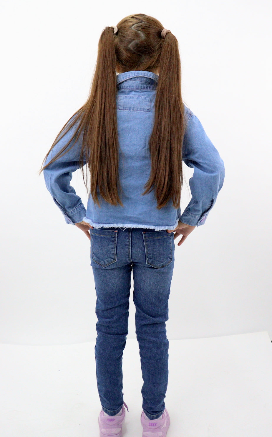 Jeans skinny con cinturón de color azul oscuro