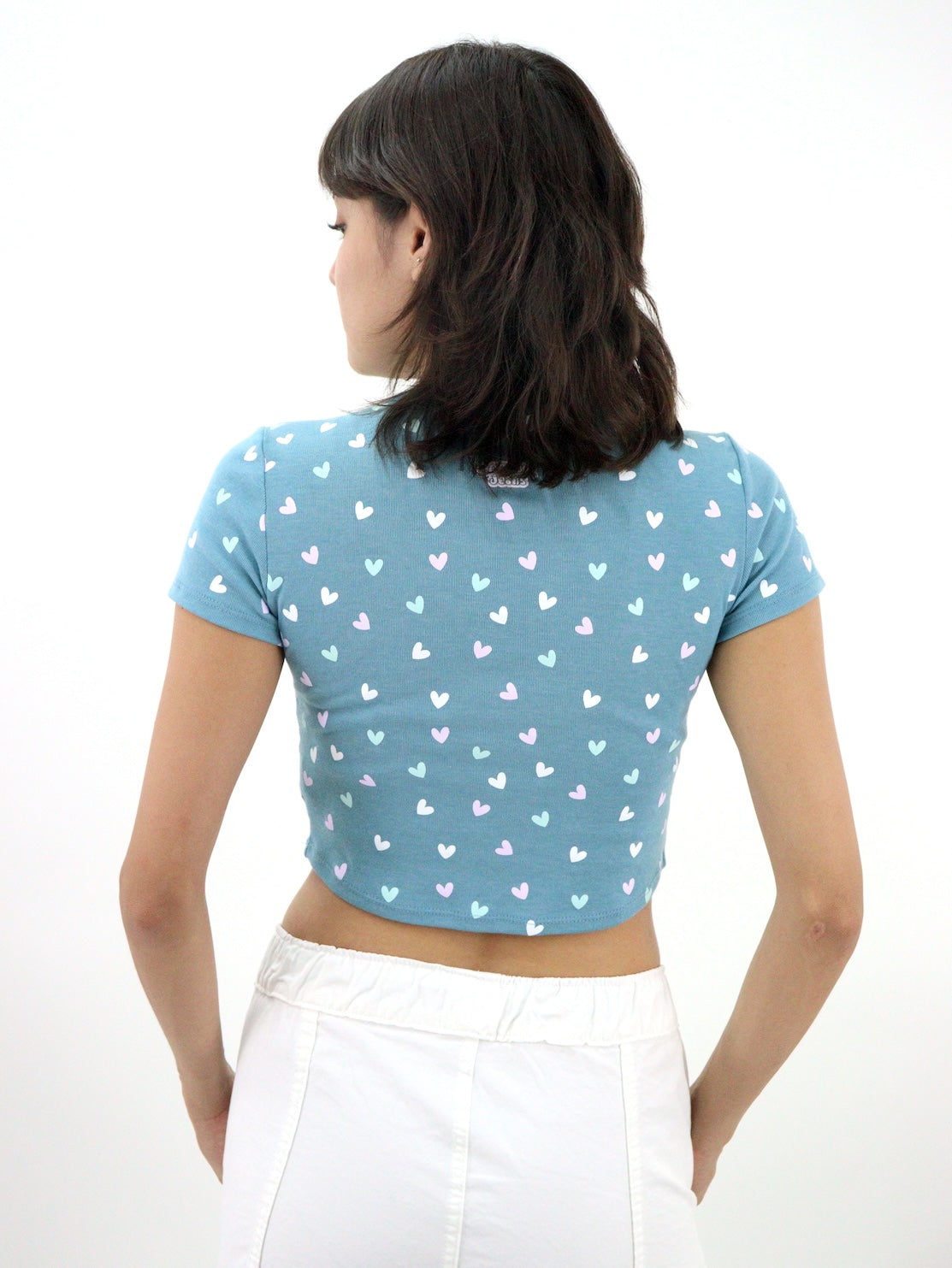Playera manga corta con print de corazones