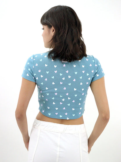 Playera manga corta con print de corazones