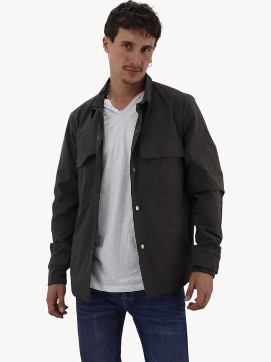 Chamarra ligera verde militar