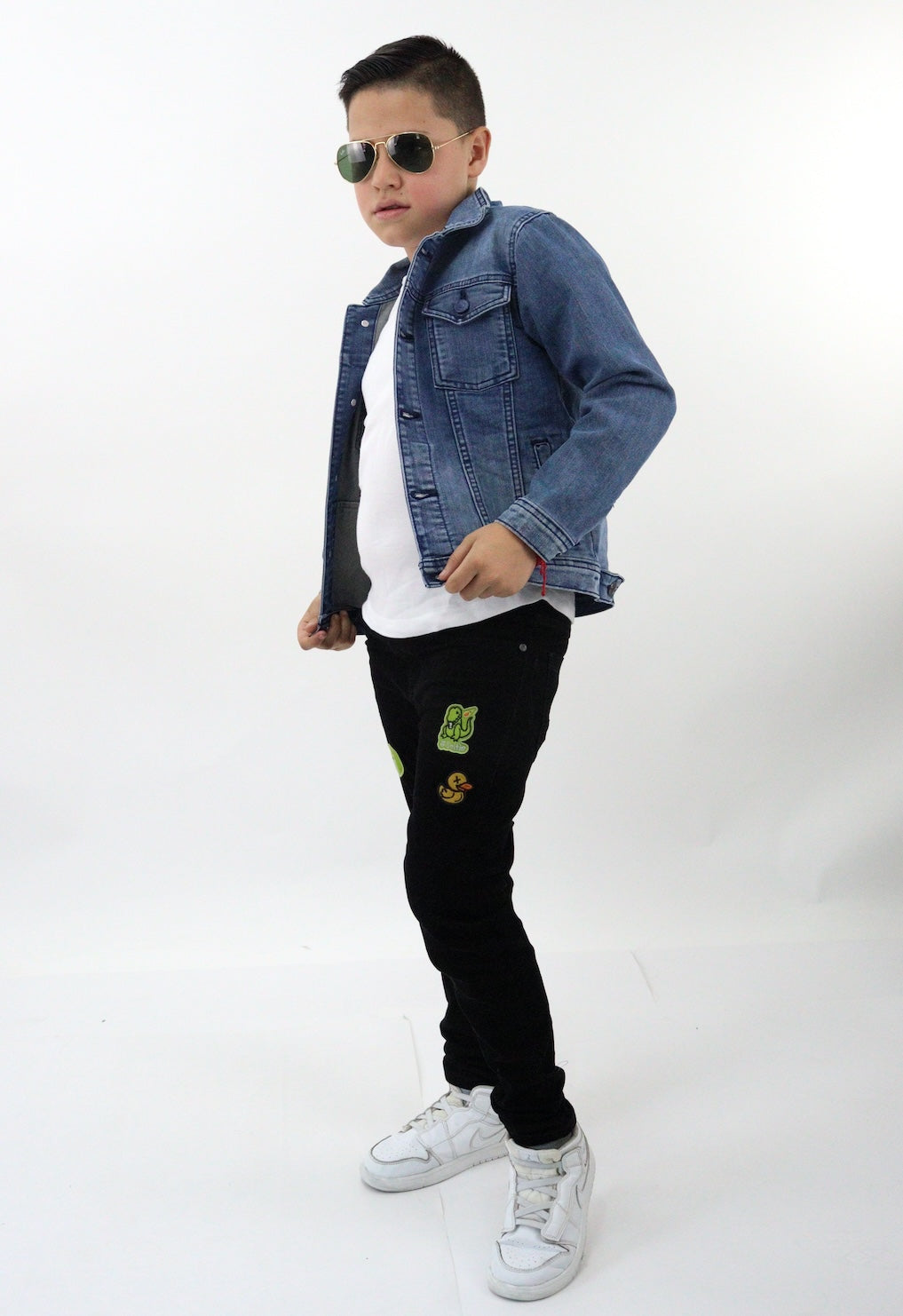 Chamarra denim de color azul oscuro con deslavado