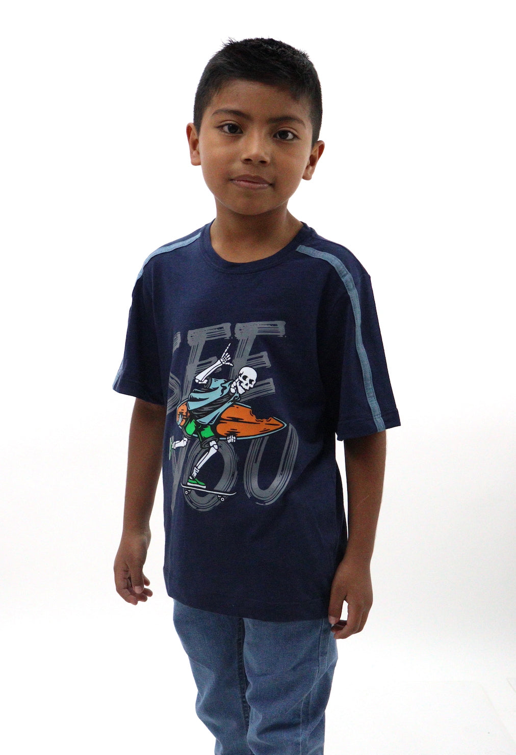 Playera manga corta de color azul marino con estampado