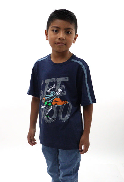 Playera manga corta de color azul marino con estampado