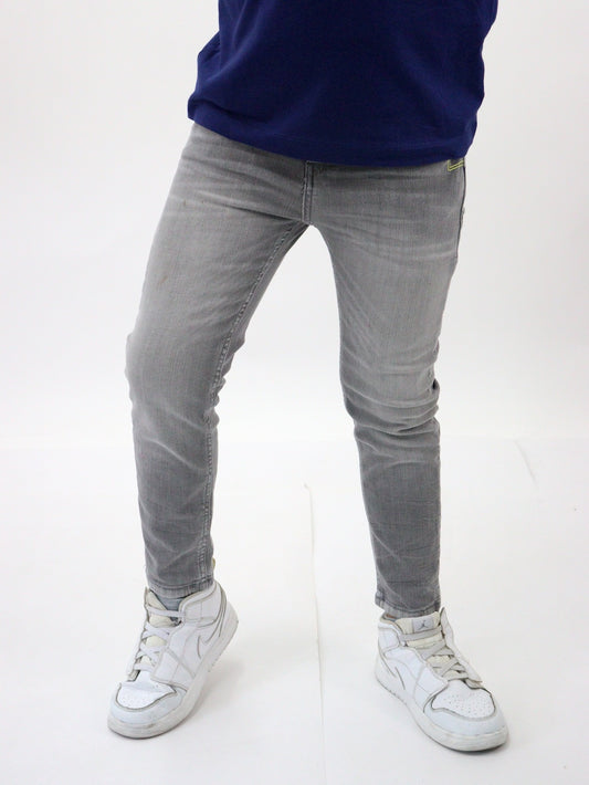 Jeans skinny de color gris claro