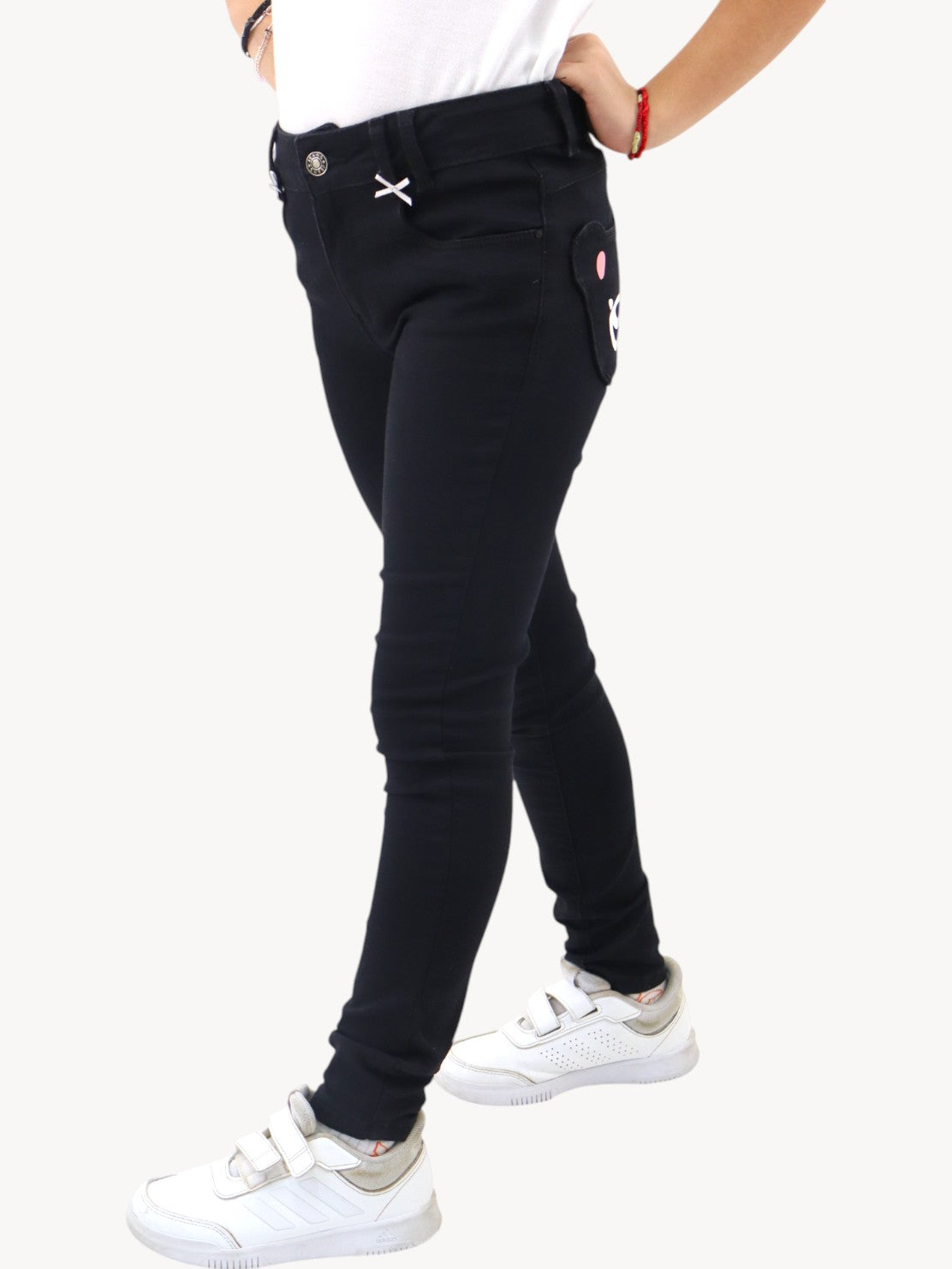 Jeans skinny negro con diseño en bolsas de oso