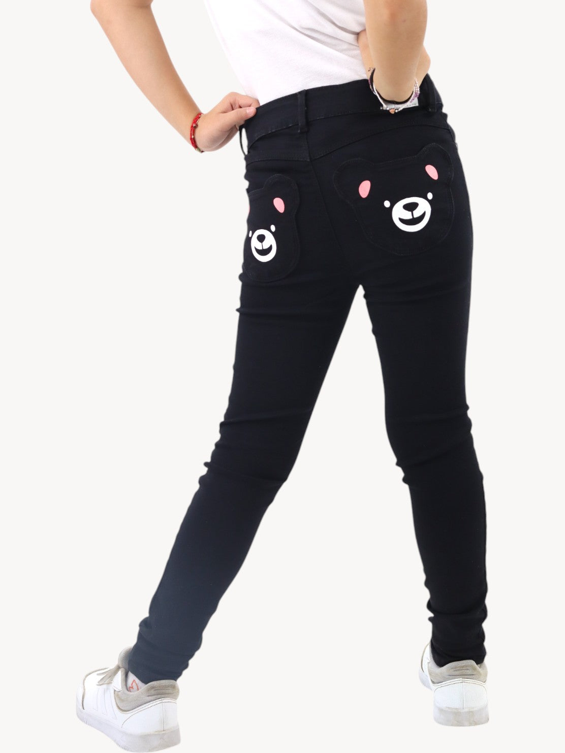 Jeans skinny negro con diseño en bolsas de oso