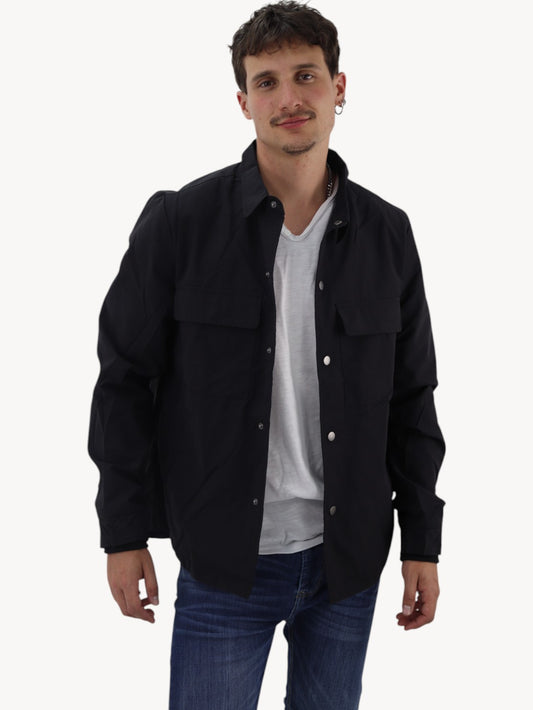 Chamarra ligera de color negro