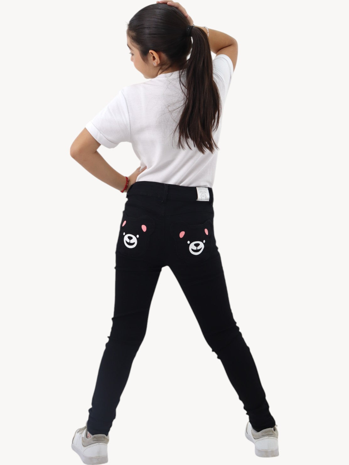 Jeans skinny negro con diseño en bolsas de oso