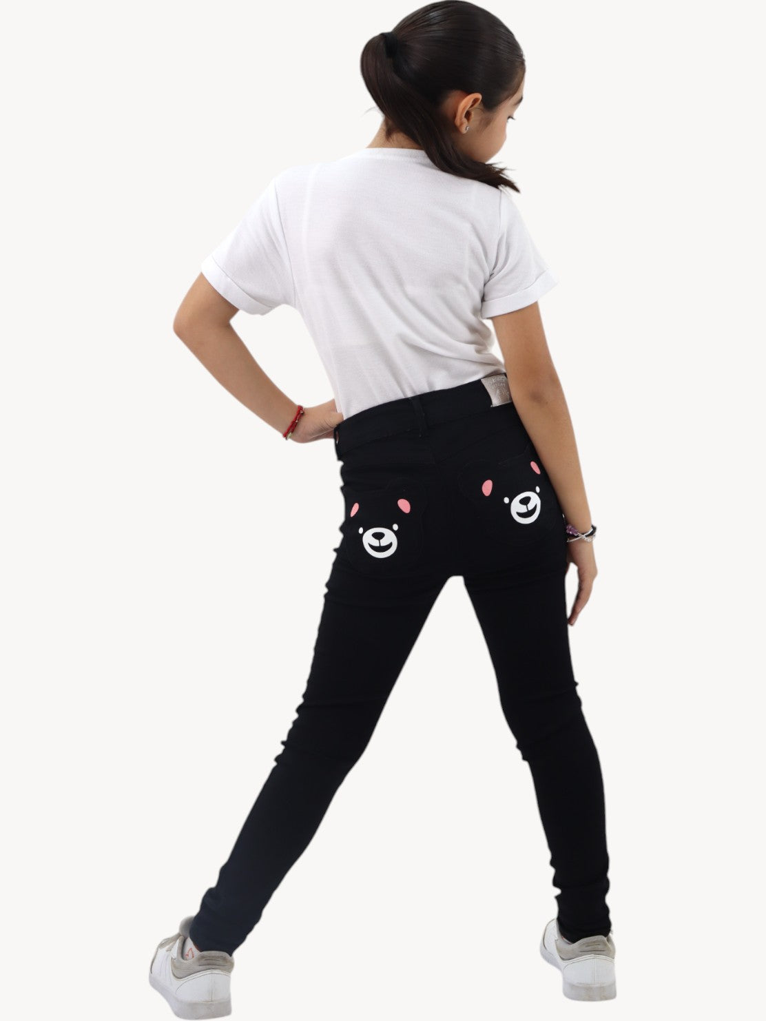 Jeans skinny negro con diseño en bolsas de oso