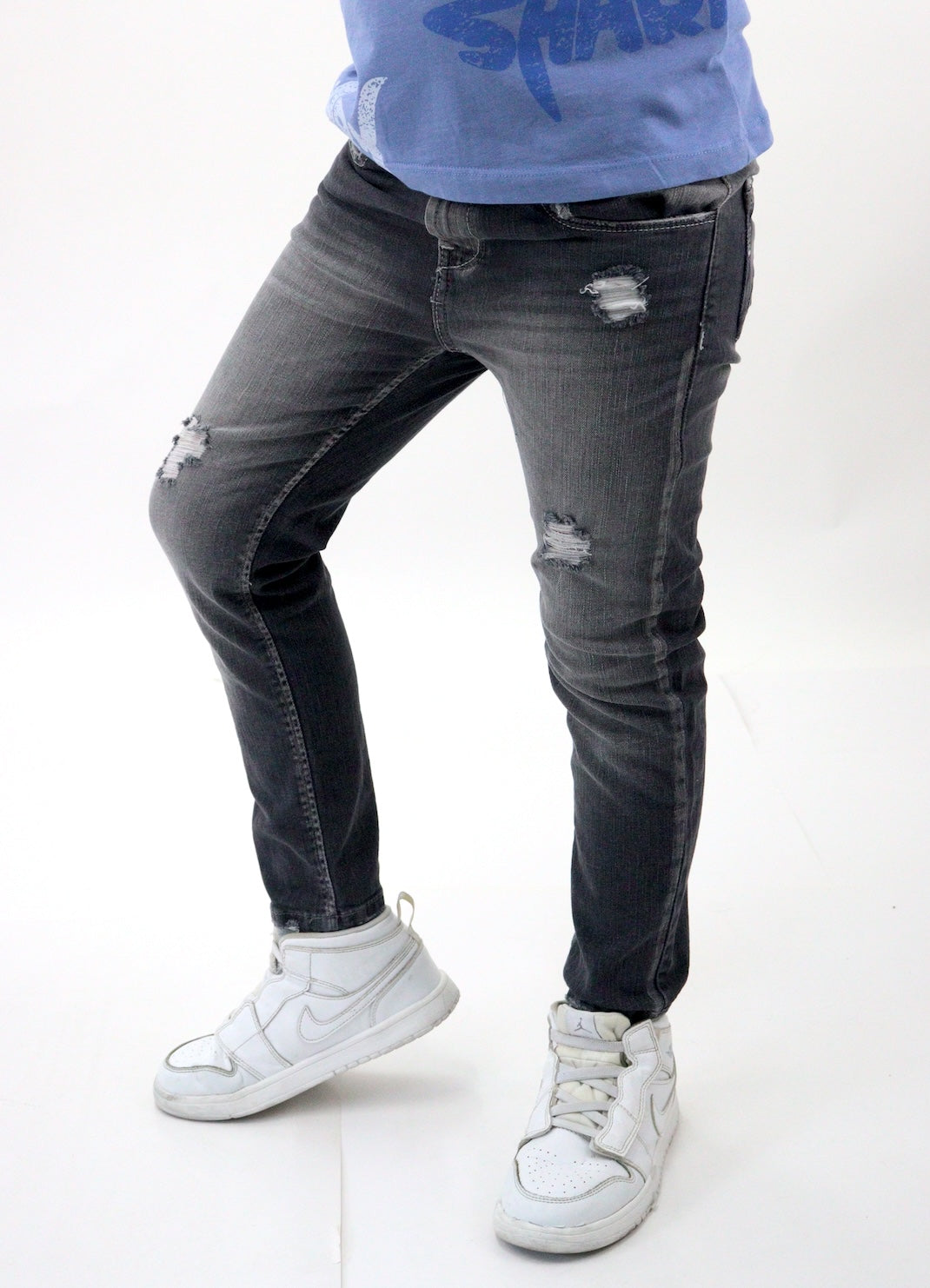 Jeans skinny de color gris oscuro con destrucción