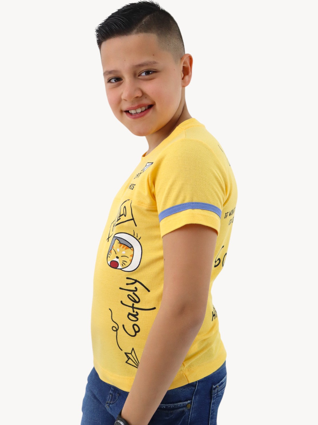 Playera manga corta de color amarillo con estampado