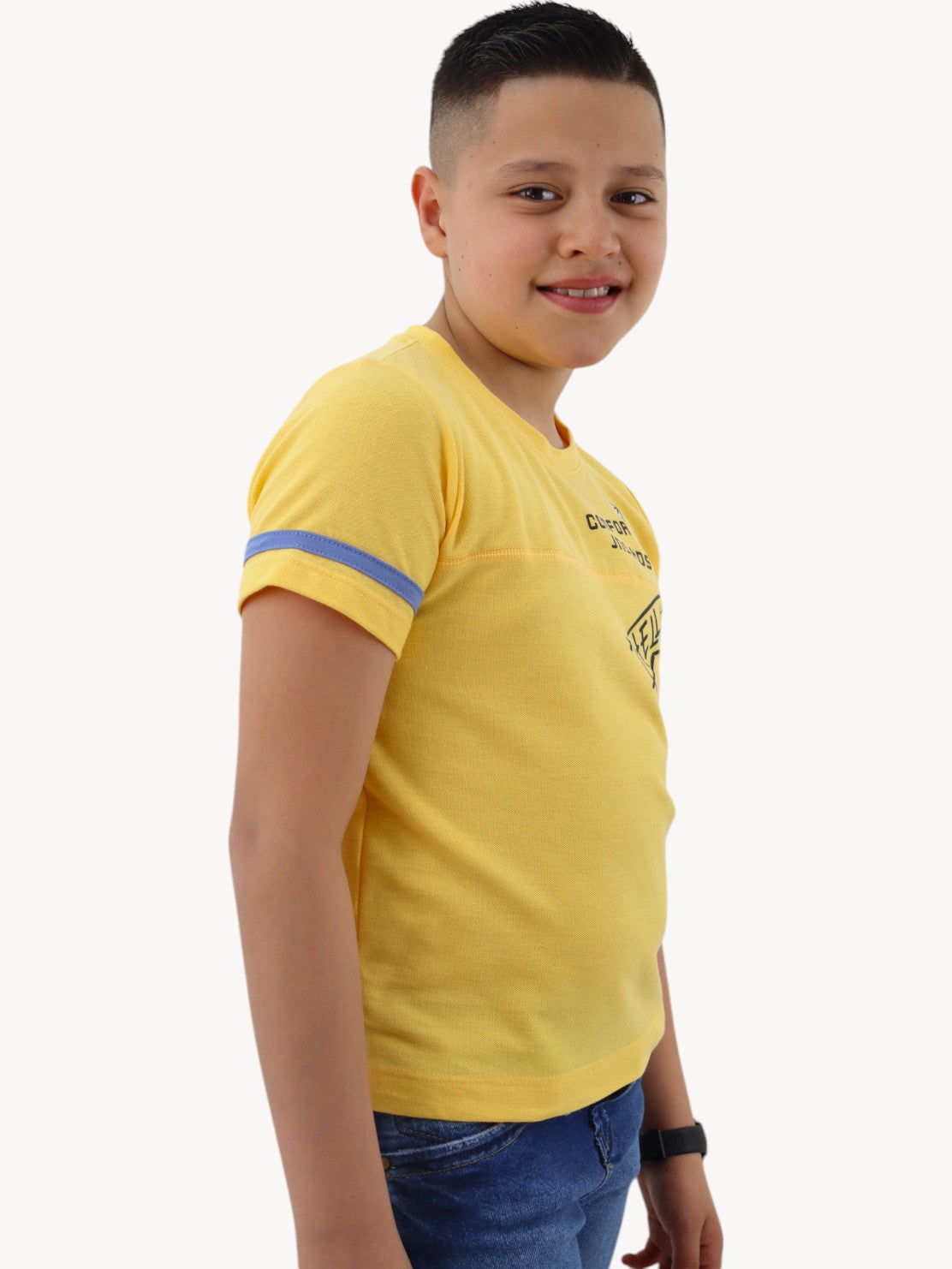 Playera manga corta de color amarillo con estampado