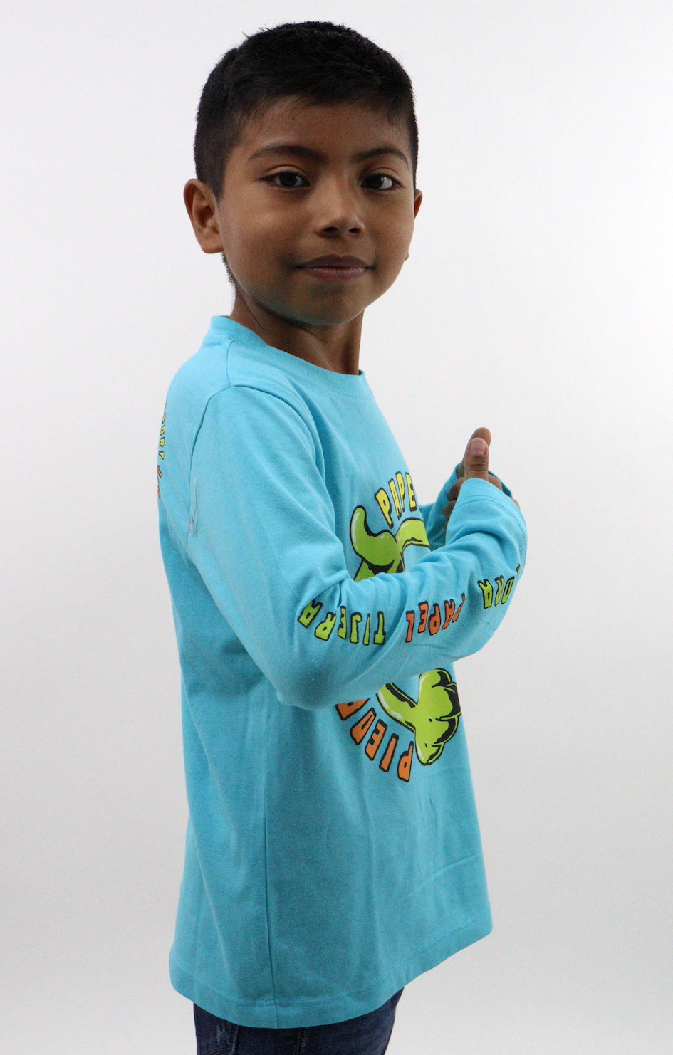 Playera manga larga de color azul con estampado