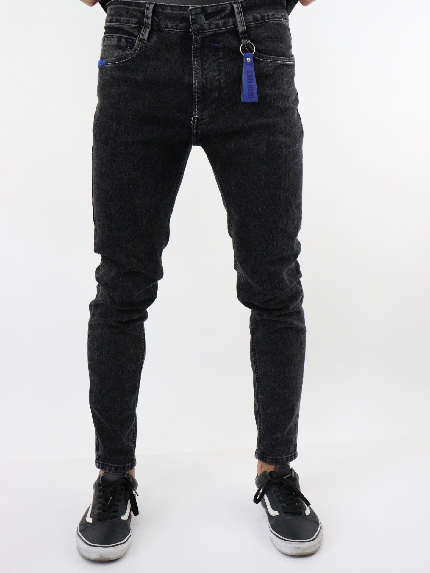 Jeans skinny de color negro deslavado