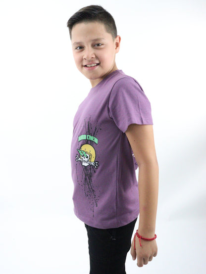 Playera manga corta de color uva con estampado