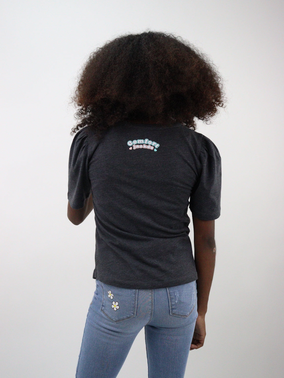Playera manga corta de color gris oxford con aplicación