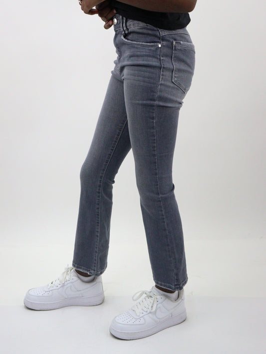 Jeans acampanado de color gris