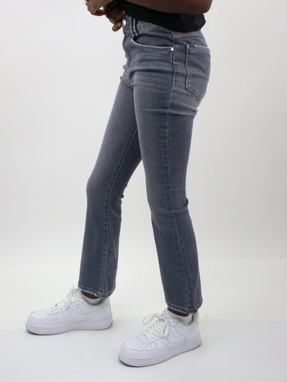 Jeans acampanado de color gris