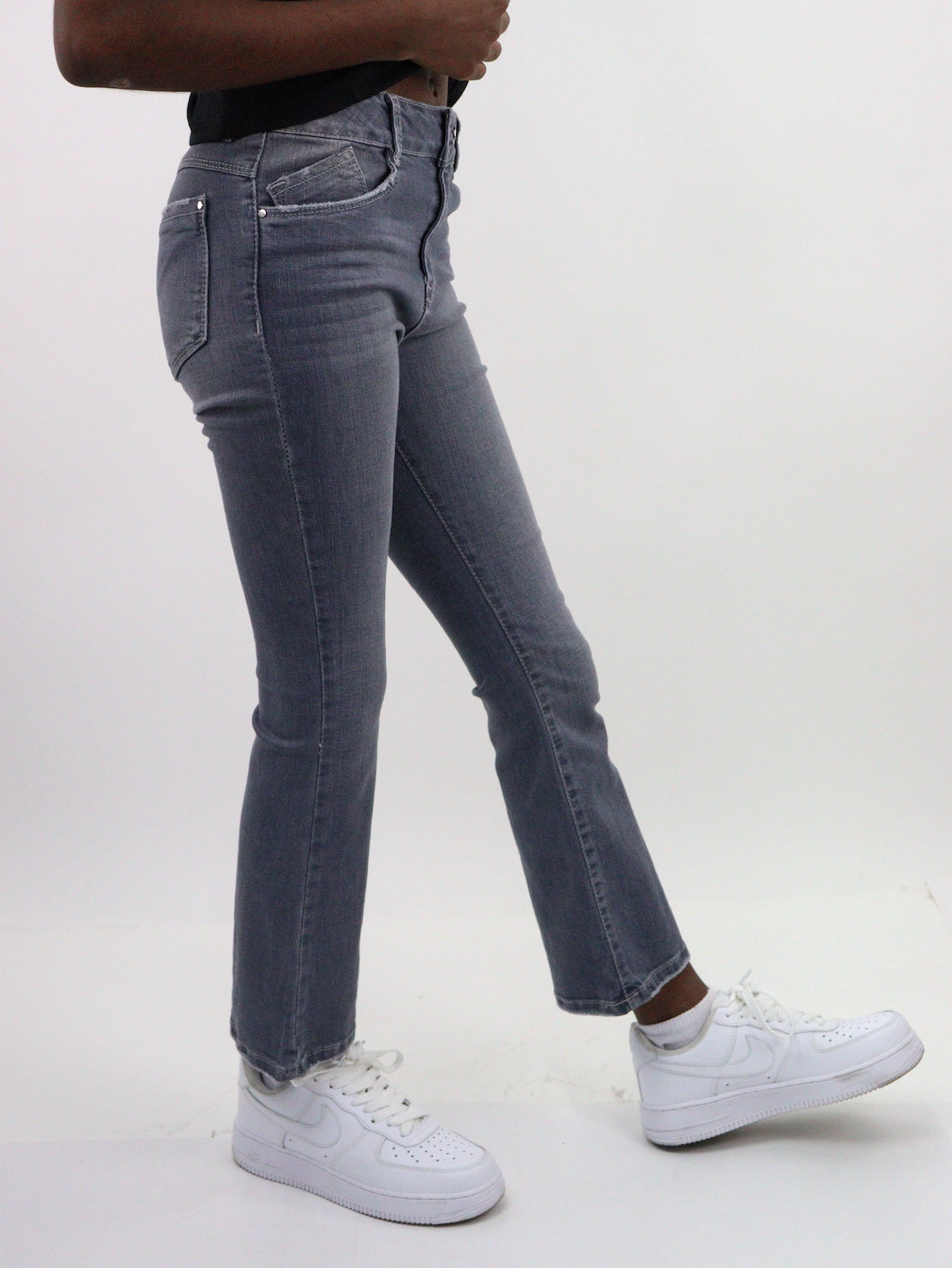 Jeans acampanado de color gris