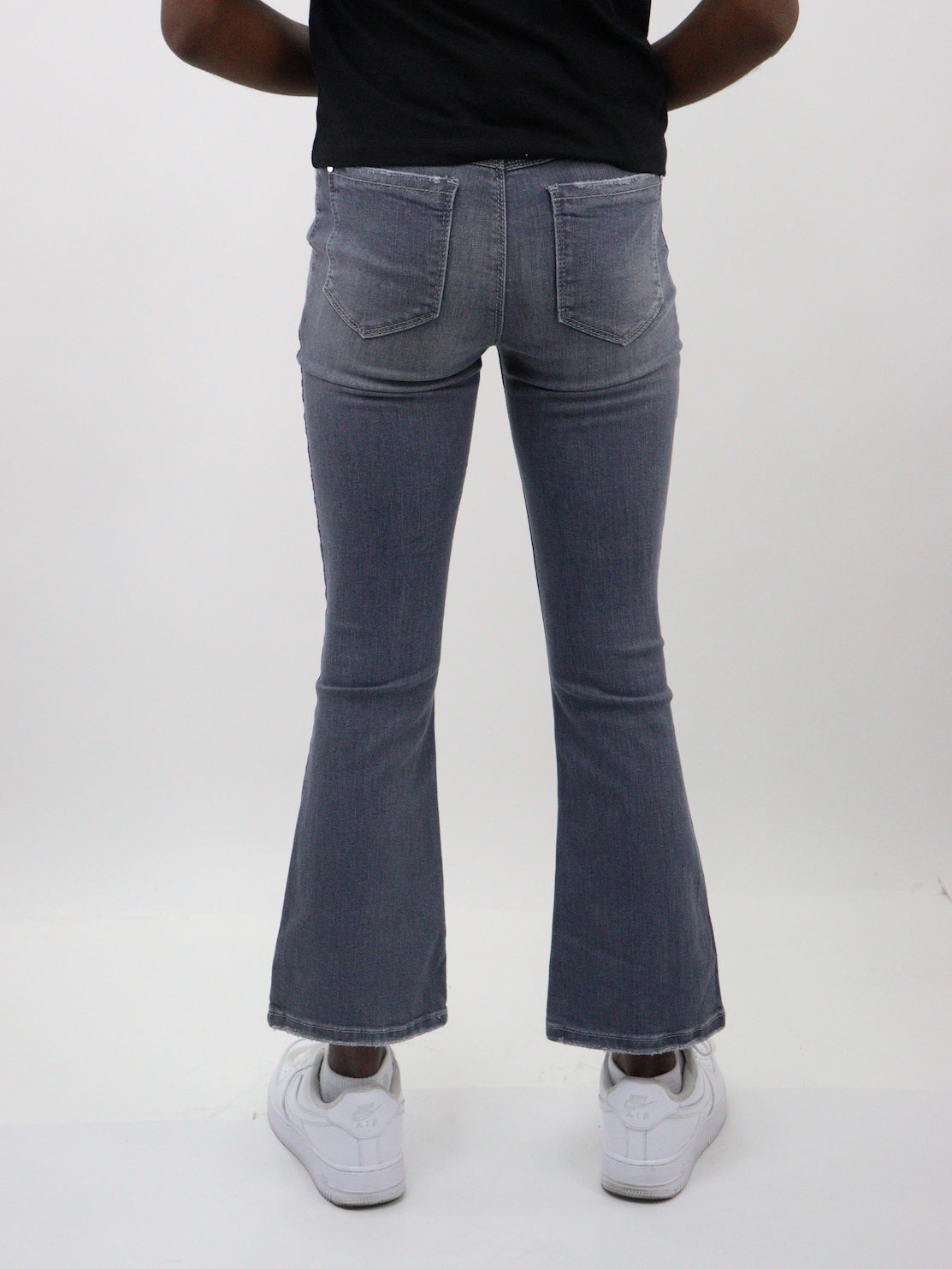 Jeans acampanado de color gris