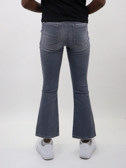 Jeans acampanado de color gris