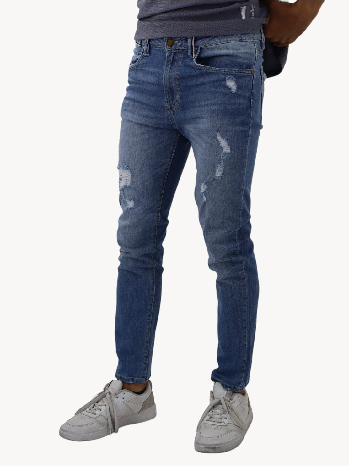 Jeans skinny azul claro con destrucción