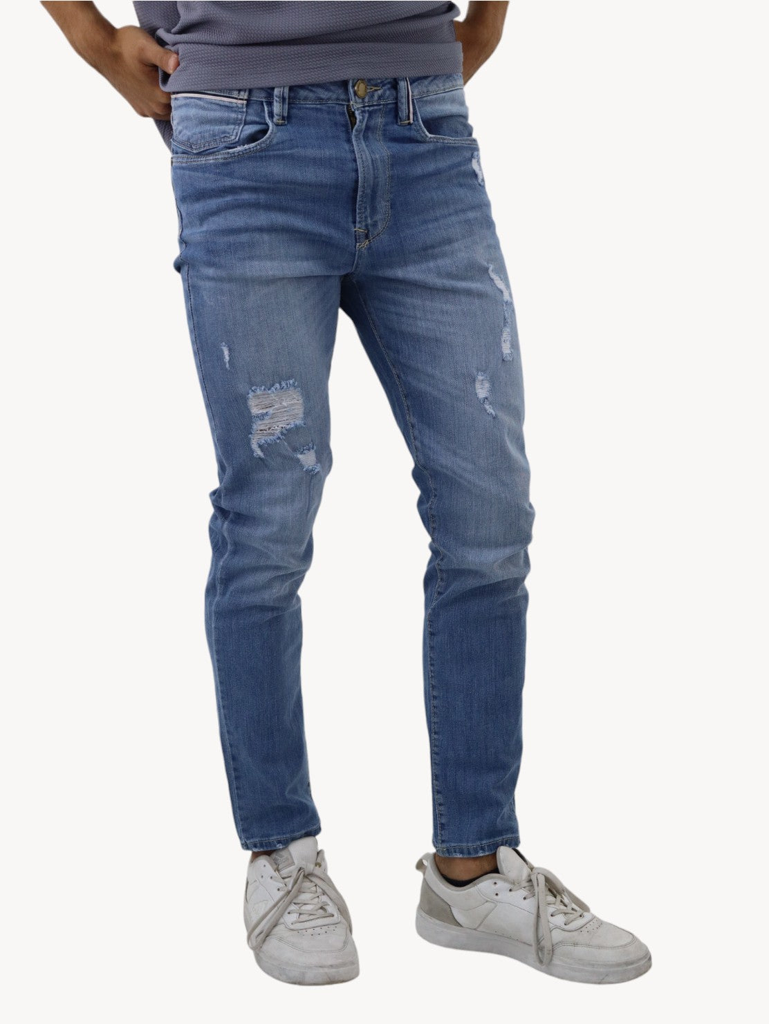 Jeans skinny azul claro con destrucción