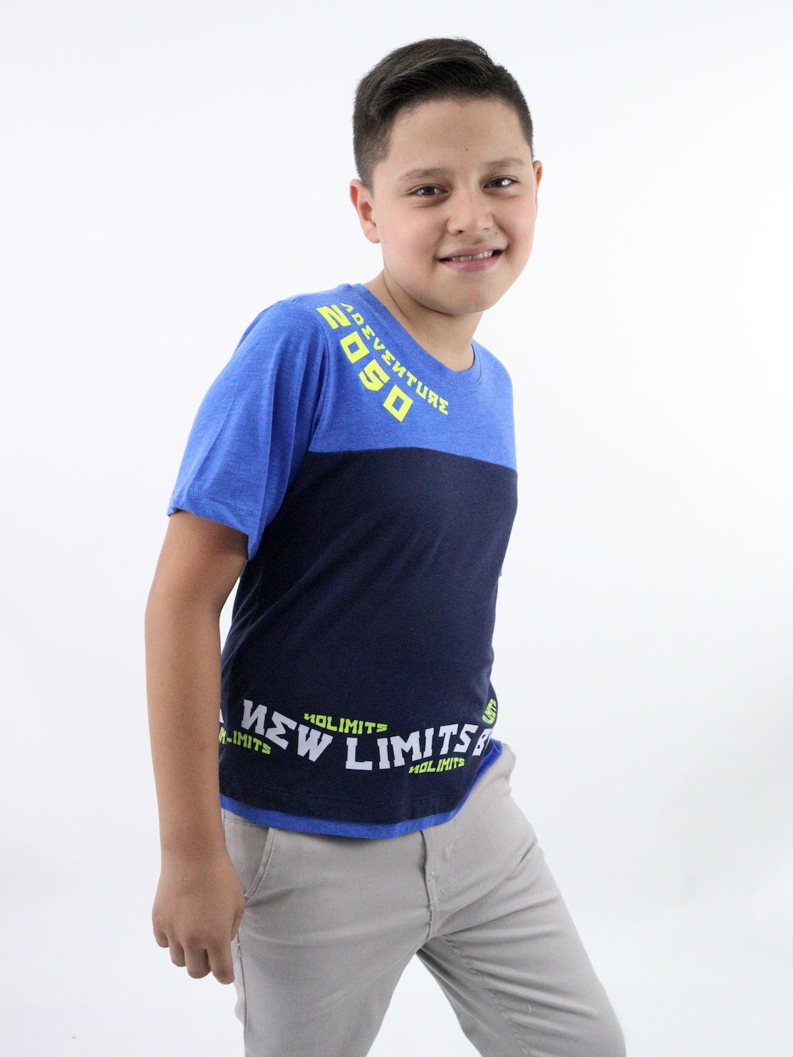 Playera manga corta de color combinado con estampado