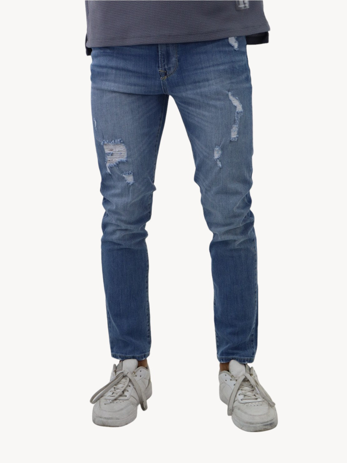 Jeans skinny azul claro con destrucción