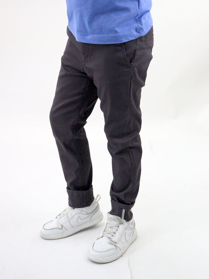 Pantalón chino de color gris oxford