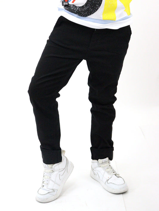 Pantalón chino de color negro
