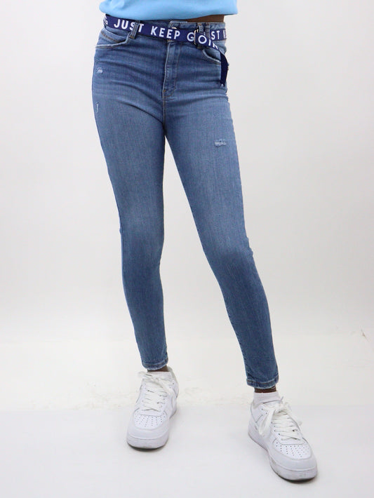 Jeans skinny con cinturón de color azul medio