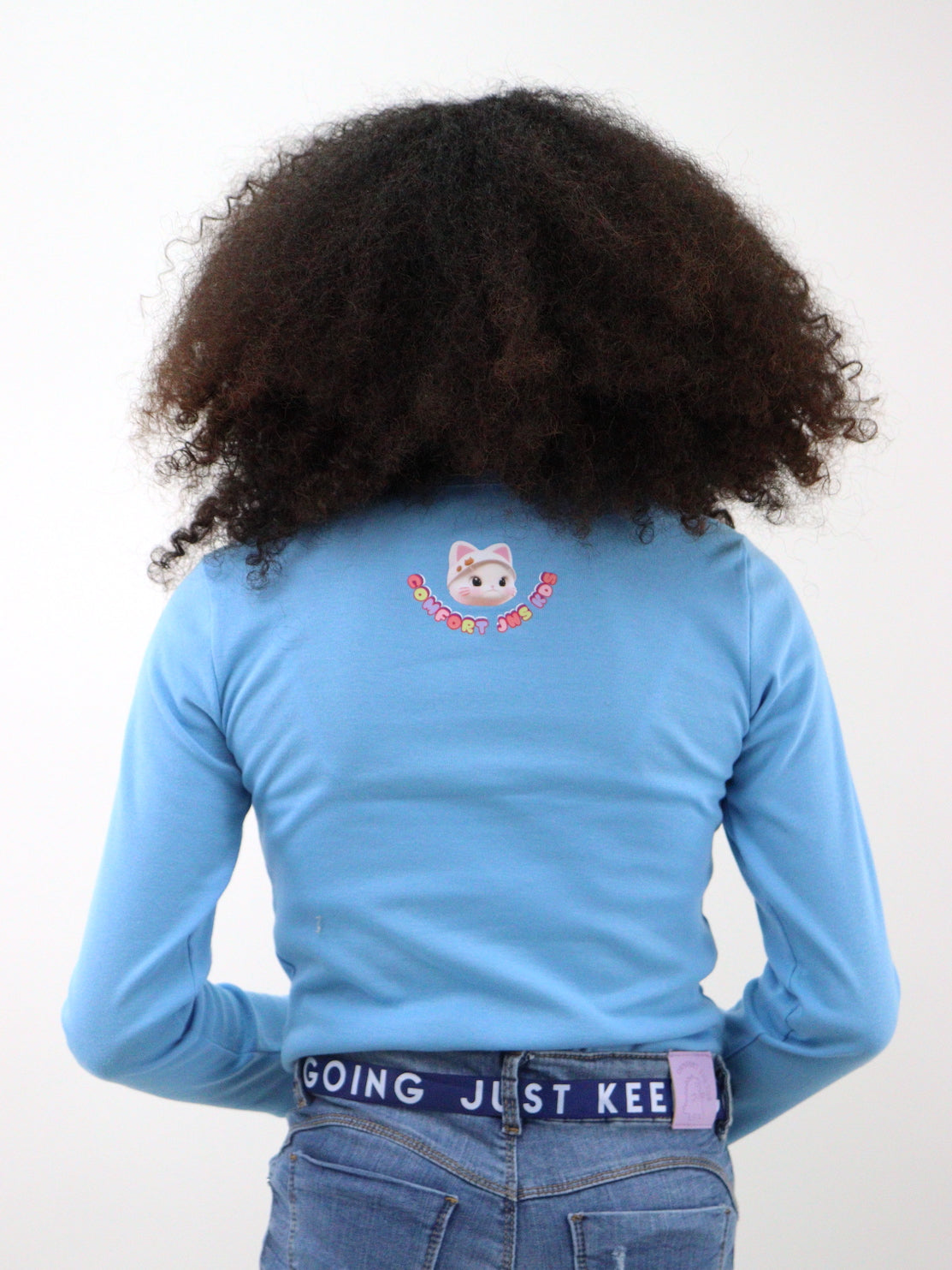 Playera manga larga de color azul con estampado de gato