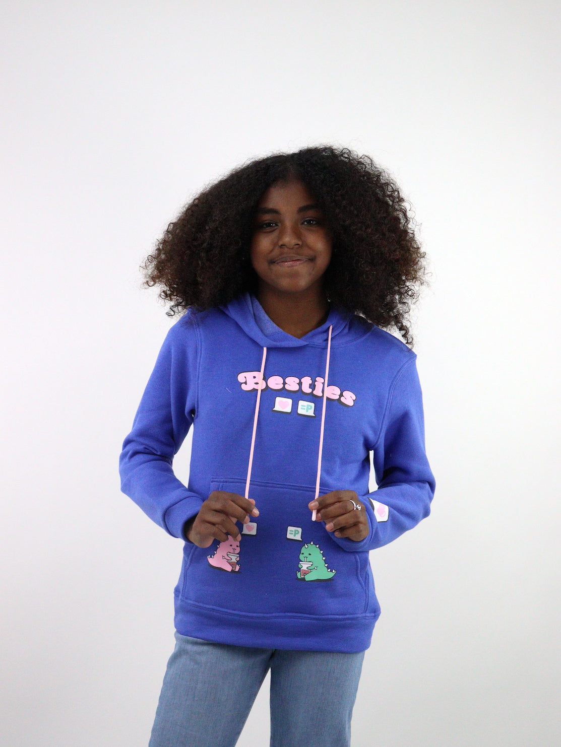Sudadera con capucha de color azul con estampado