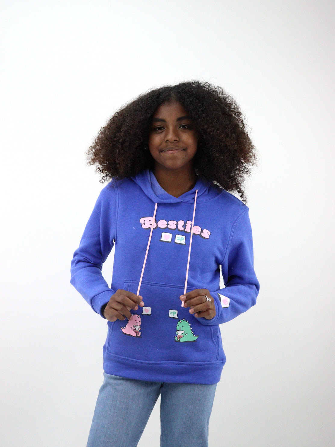 Sudadera con capucha de color azul con estampado