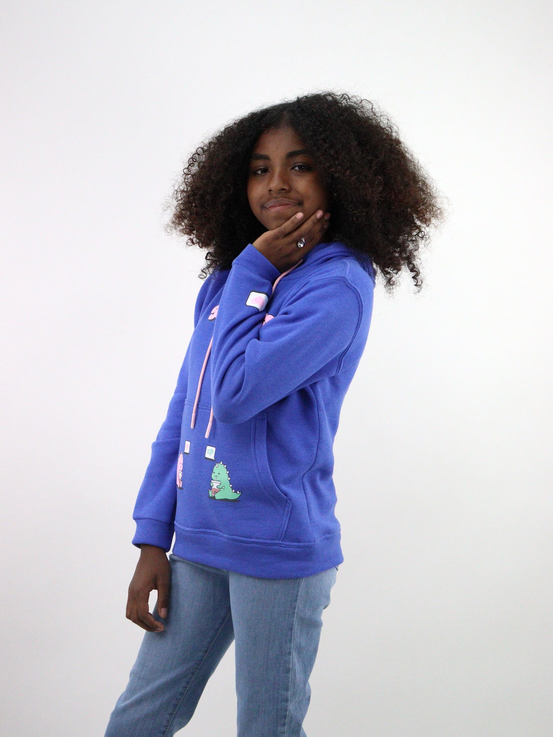Sudadera con capucha de color azul con estampado