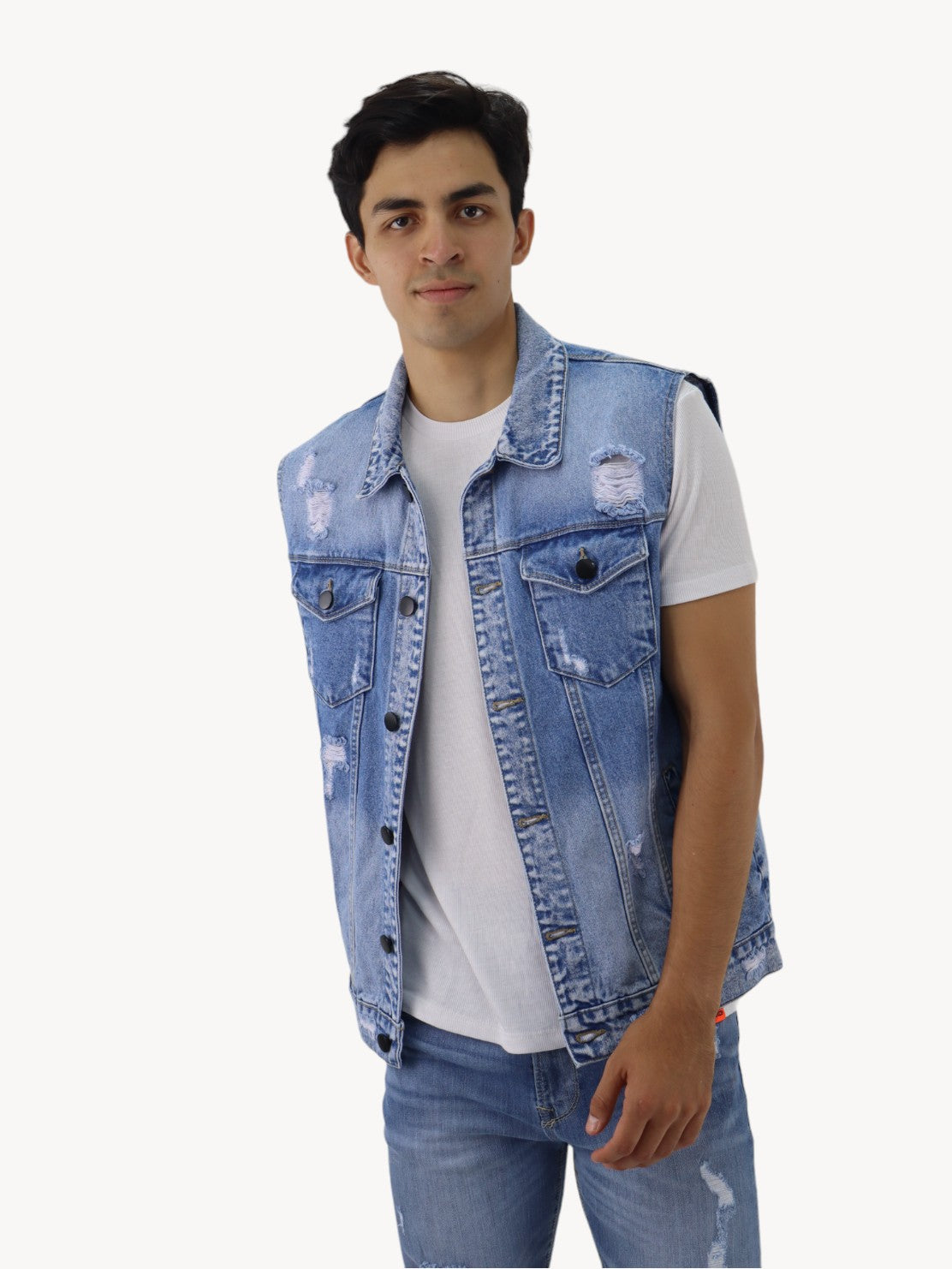 Chaleco denim de color azul medio con destrucción