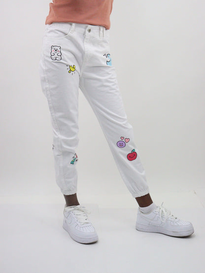 Jogger de color blanco edición especial con estampado