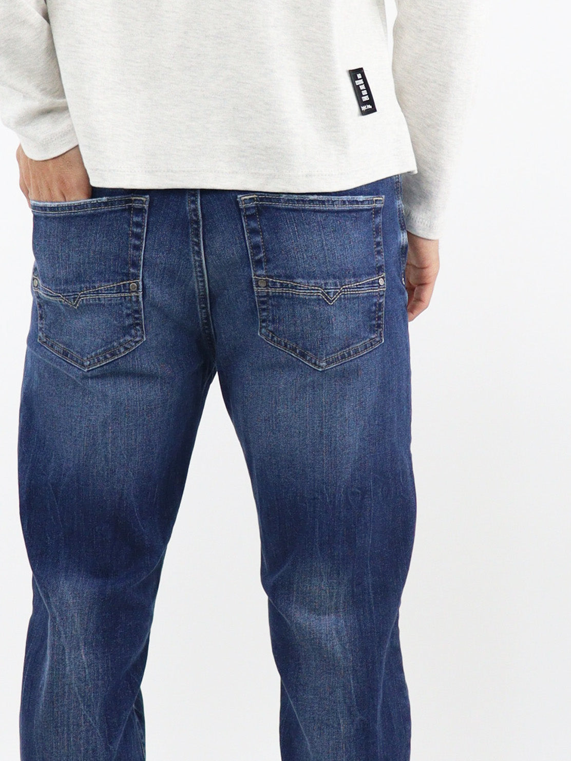 Jeans slim fit azul oscuro con destrucción