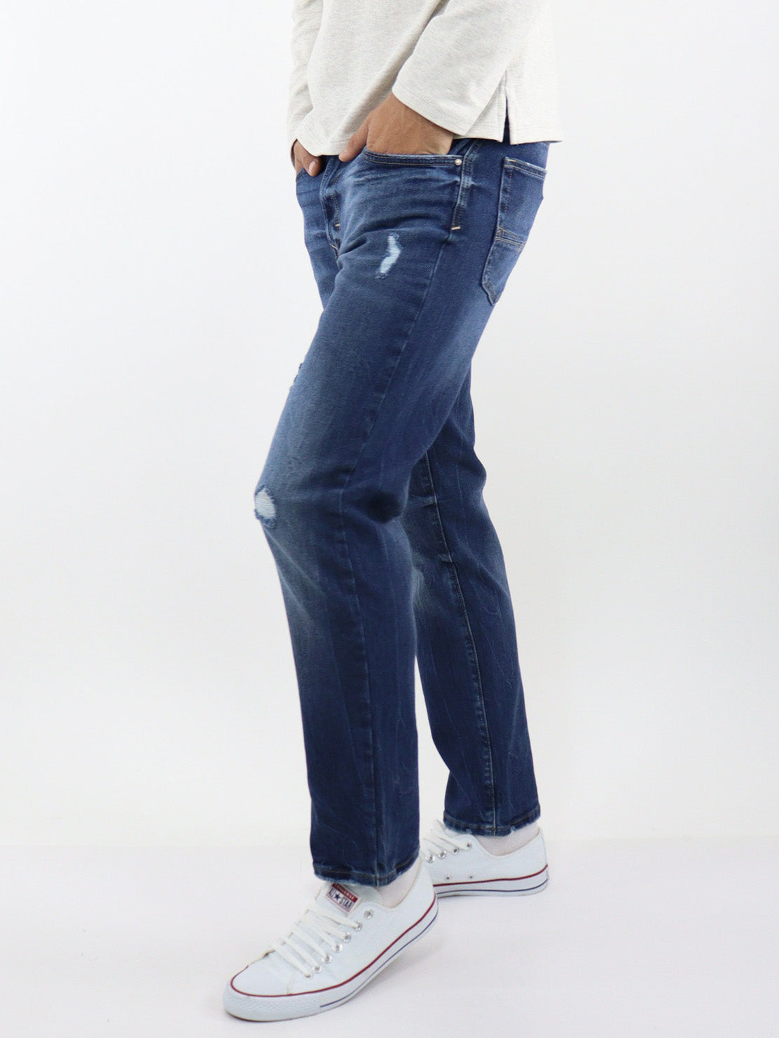 Jeans slim fit azul oscuro con destrucción