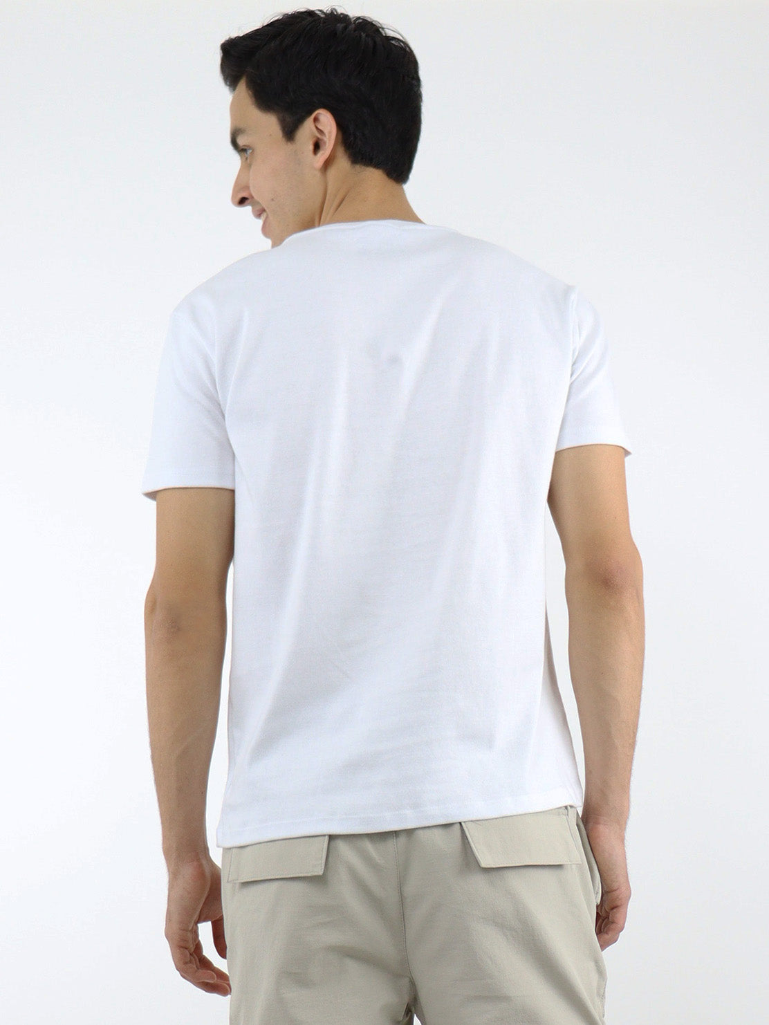 Playera lisa estándar fit en tono blanco